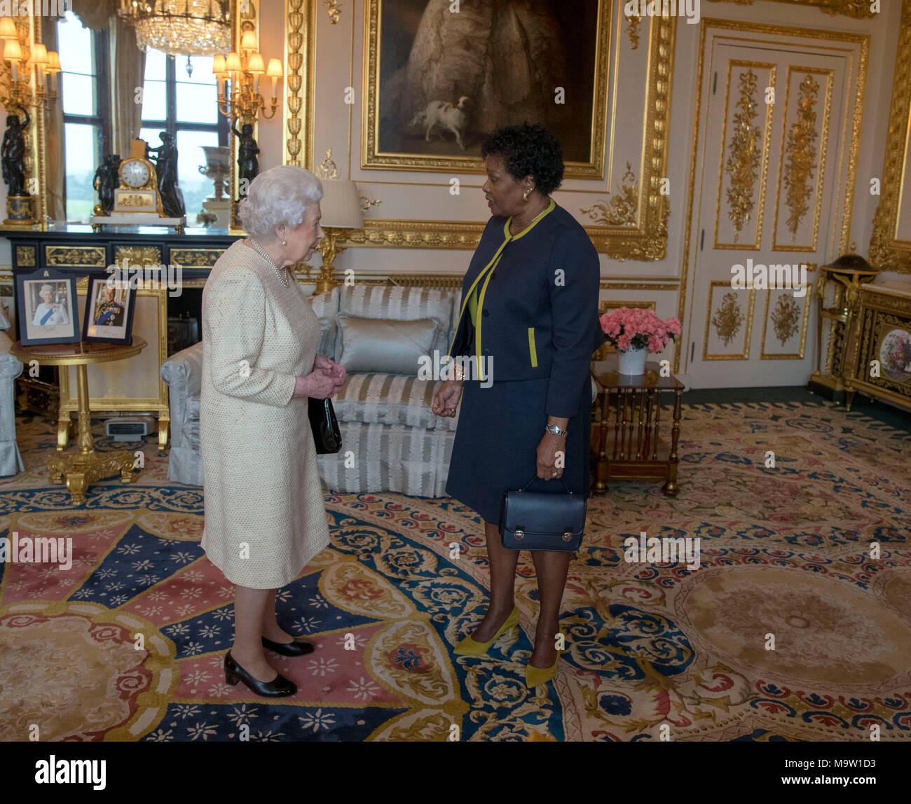 Königin Elizabeth II. empfängt Generalgouverneur von Barbados Dame Sandra Maurer bei einem Publikum im Schloss Windsor, Berkshire. Stockfoto