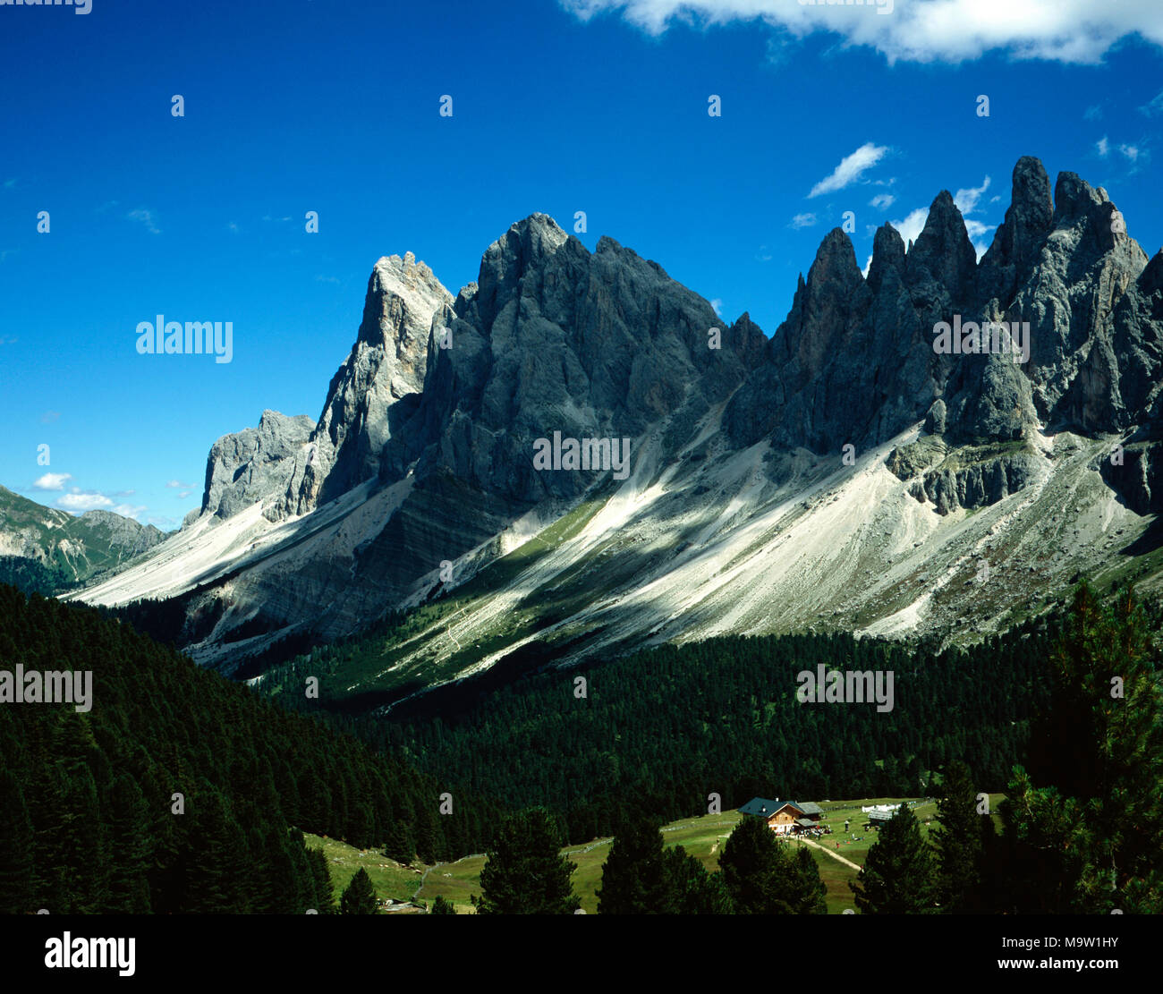 Die geisler Gruppe oder der Gruppo Delle Geisler im Naturpark Puez-Geisler oder Parco Naturale Puez Geisler Passo di Brogles in der Nähe von St. Ulrich in Gröden die Dolomiten Italien Stockfoto