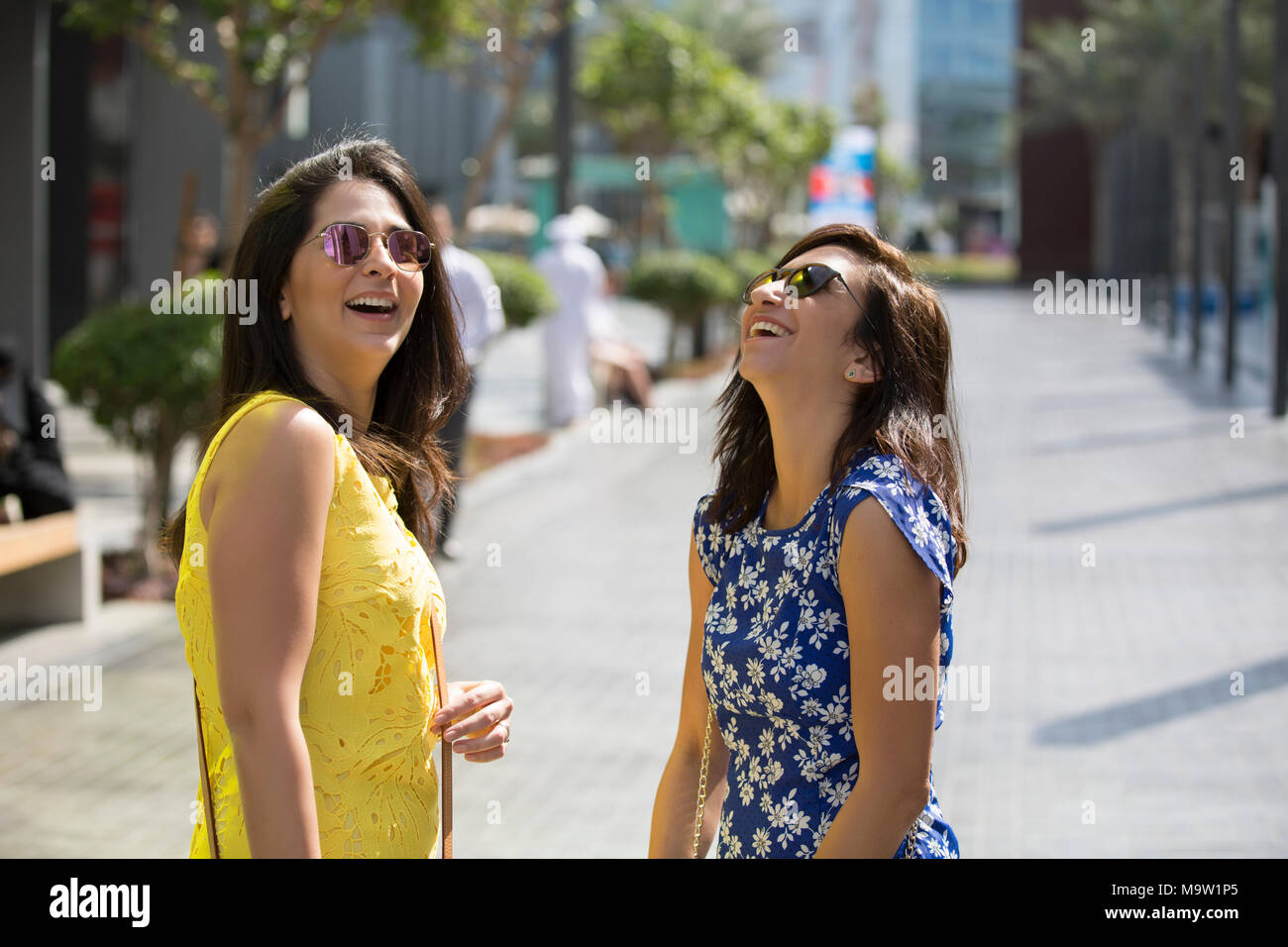 Zwei glückliche Frauen Lachen im Freien Stockfoto