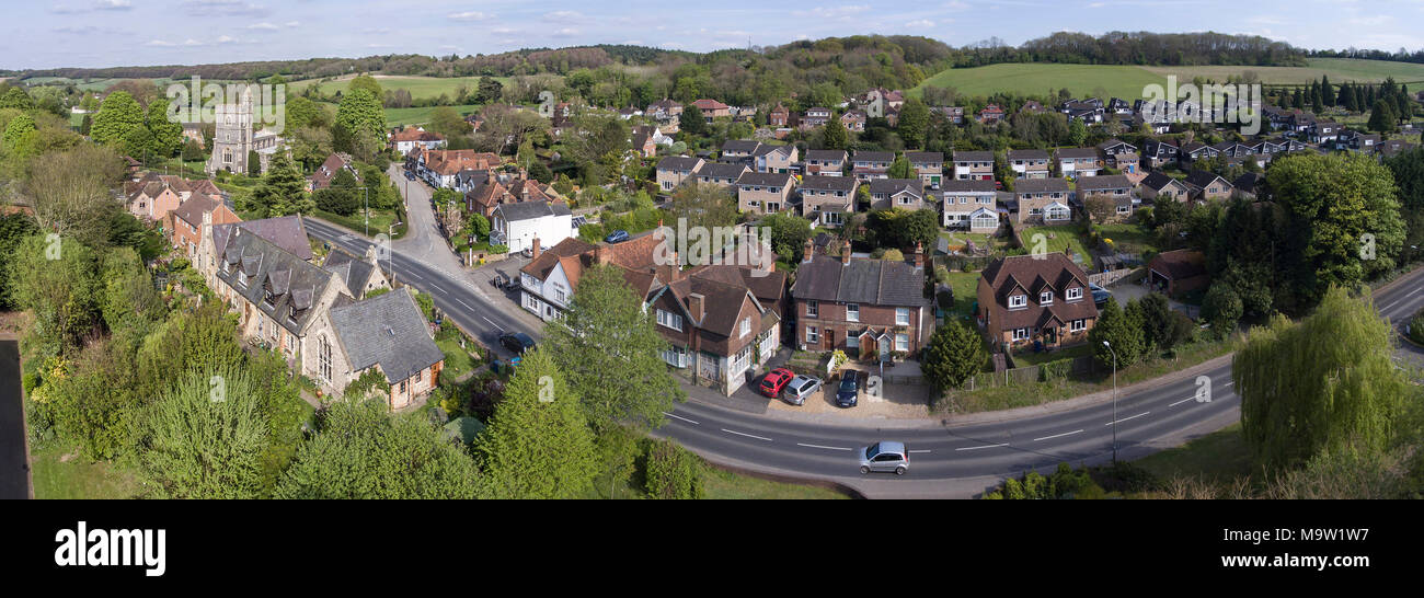 Englisches Dorf Luftaufnahmen im Panorama Stockfoto