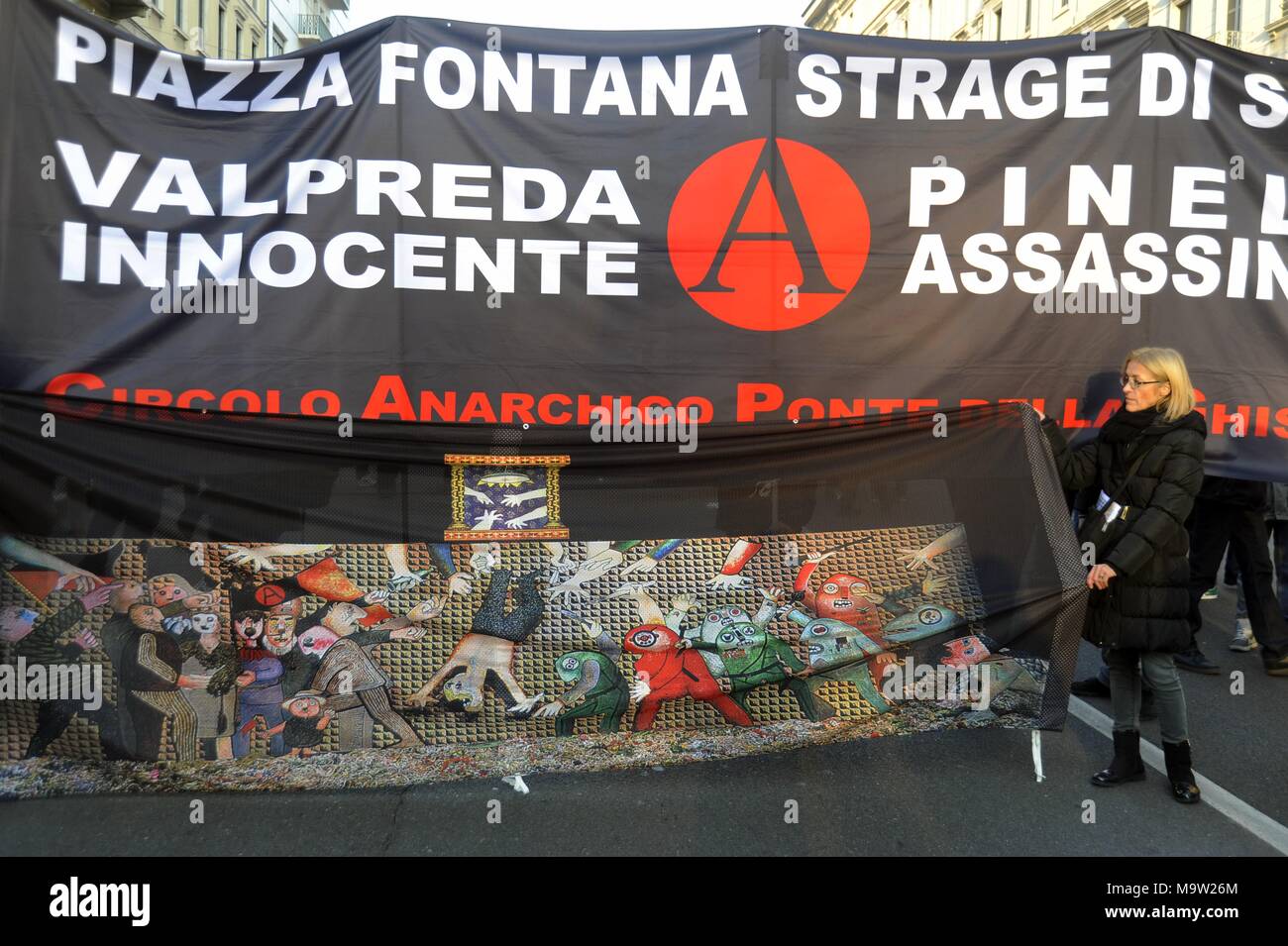 Mailand (Italien), 22. Mai 2016 - Neupositionierung in der Piazza Fontana, die Website der terroristischen Angriff auf die Landwirtschaftlichen Bank im Dezember 1969 die Plakette zu den Anarchisten Pinelli, die zu Unrecht beschuldigt wurde, das das alte ersetzt, abgenutzt von Zeit und Vandalismus Stockfoto