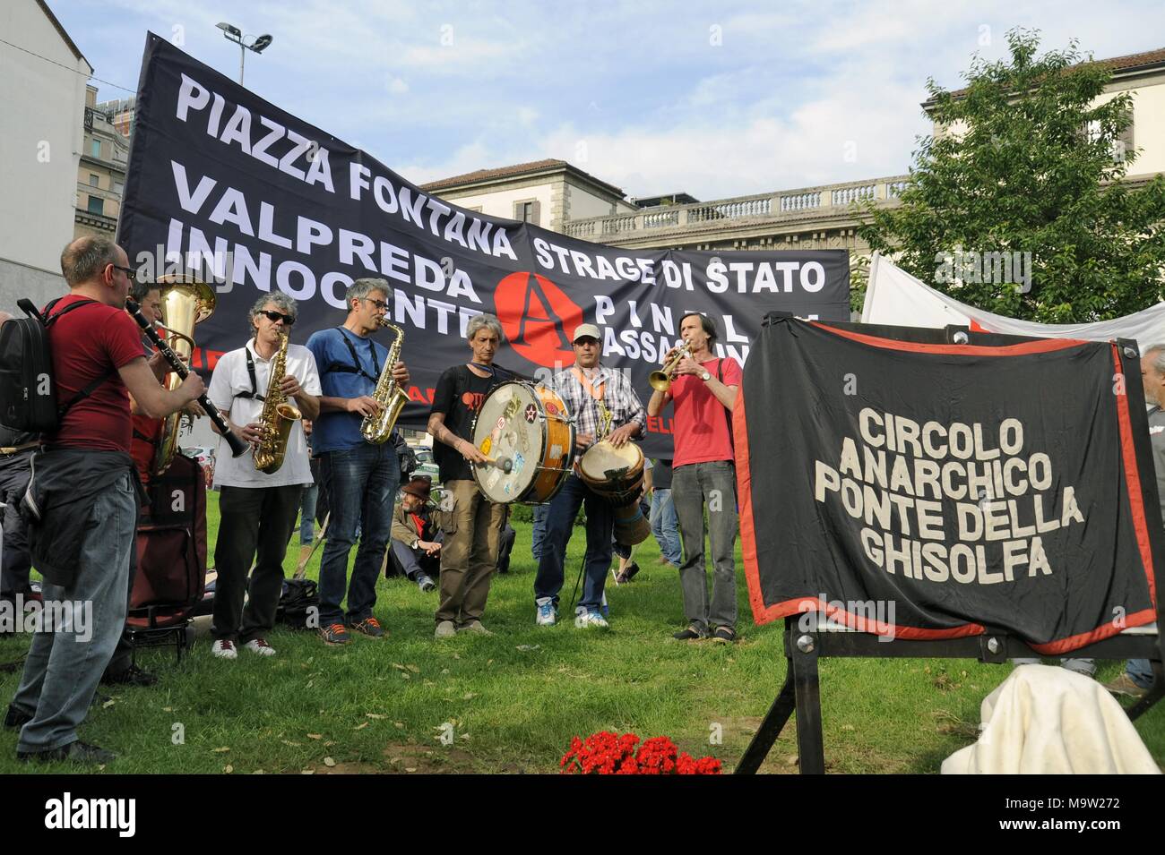 Mailand (Italien), 22. Mai 2016 - Neupositionierung in der Piazza Fontana, die Website der terroristischen Angriff auf die Landwirtschaftlichen Bank im Dezember 1969 die Plakette zu den Anarchisten Pinelli, die zu Unrecht beschuldigt wurde, das das alte ersetzt, abgenutzt von Zeit und Vandalismus Stockfoto