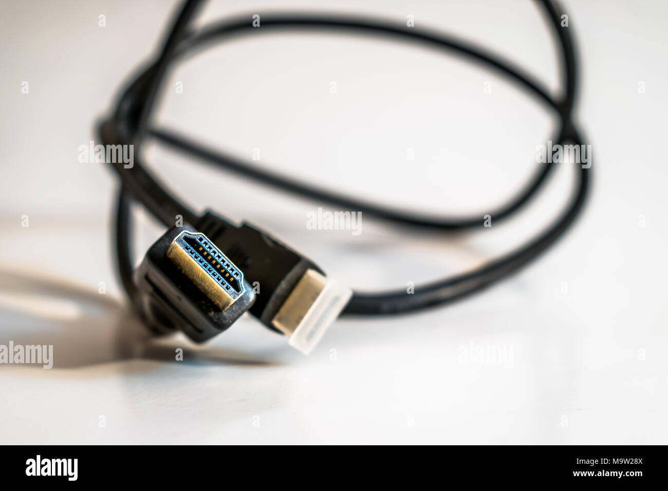 Nahaufnahme der HDMI-Anschluss und schwarzen Kabeln im Hintergrund mit weißem Hintergrund Stockfoto