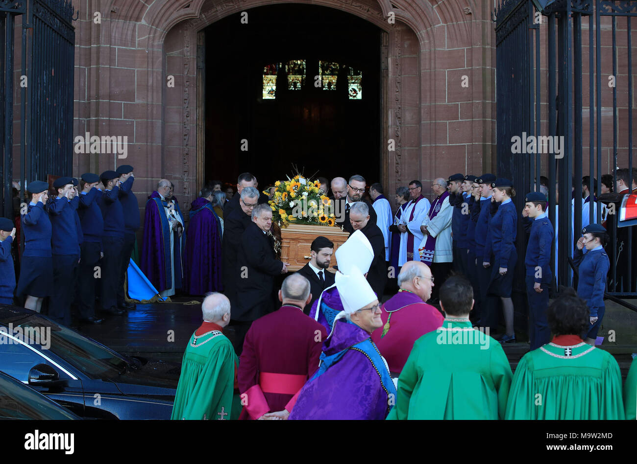Sir Ken Dodd's Sarg aus Liverpool Anglikanische Kathedrale nach seiner Beerdigung Service durchgeführt. Stockfoto