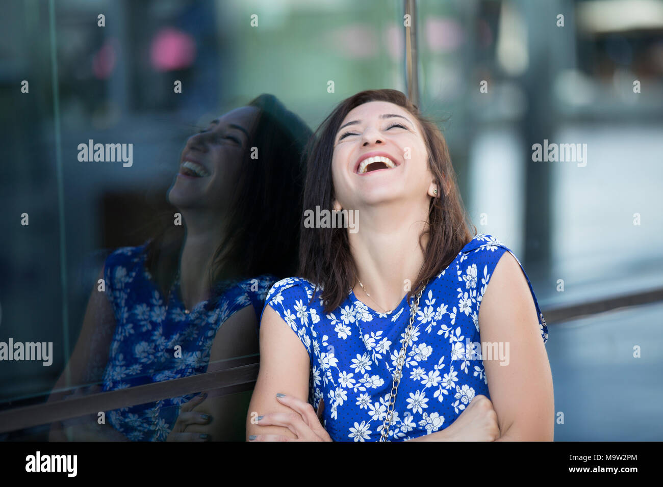 Glückliche Frau lachend im Freien Stockfoto