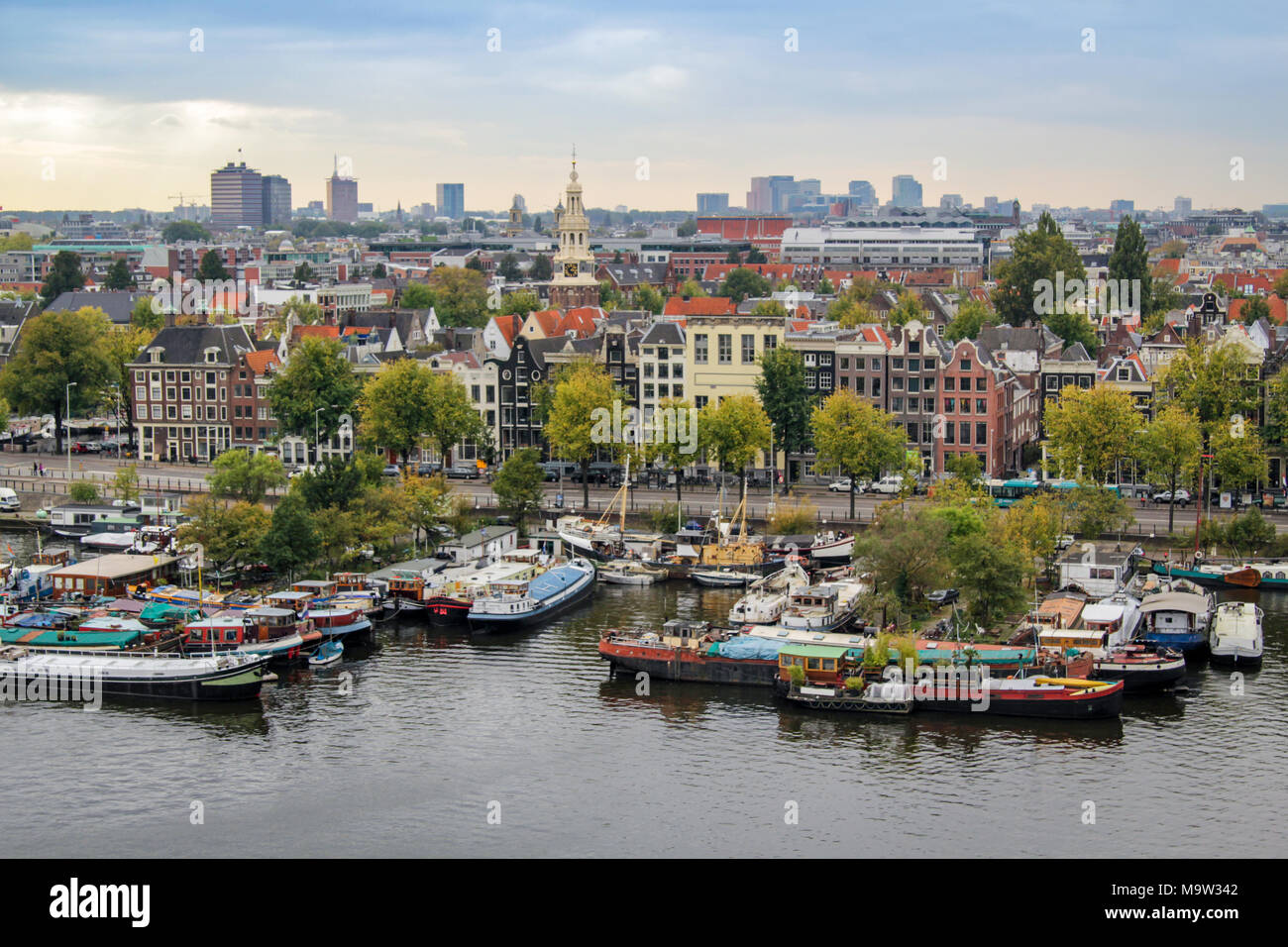 Amsterdam Skyline vom Oosterdok in den Niederlanden. Stockfoto