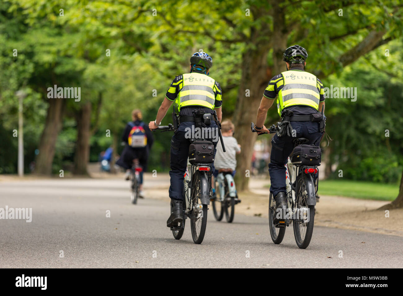Polizei auf bikepatrol im Amsterdam Vondelpark in den Niederlanden. Stockfoto