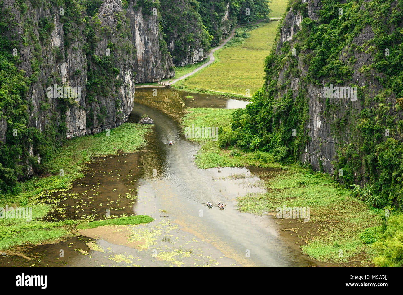 Tam Coc Natioanl Park, Karstgebilde im Wasser, die spektakulärsten Landschaften in Vietnam Stockfoto