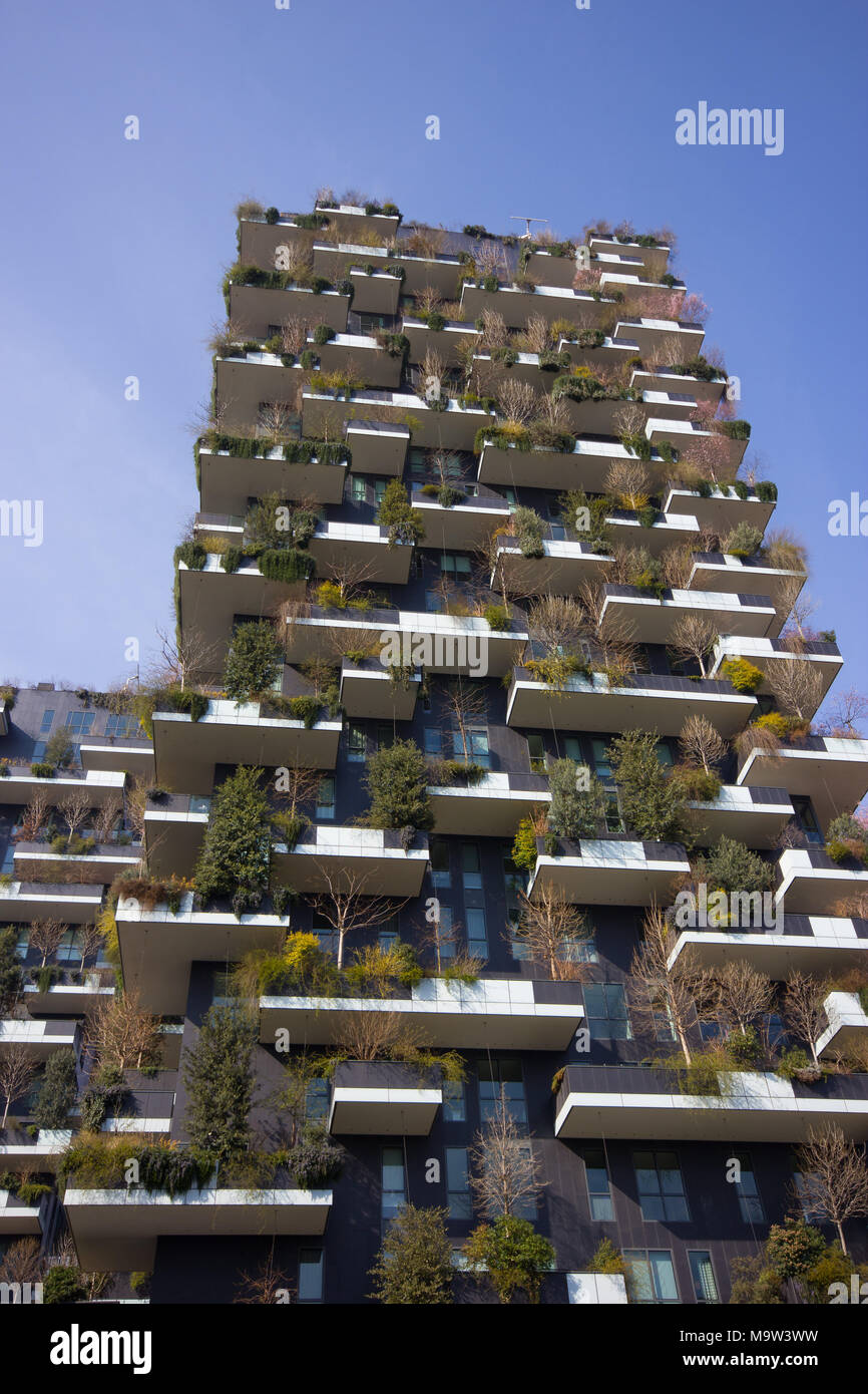 Eine schöne Aufnahme der Vertikalen Wald Palace, "Bosco Verticale" von unten, gegen ein strahlend blauer Himmel, Mailand, Italien Stockfoto