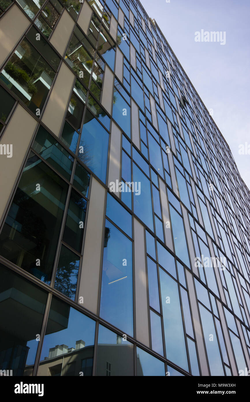 Die moderne Fassade des Google headquarter Büros in Mailand, Italien, gegen ein strahlend blauer Himmel, Detail Stockfoto