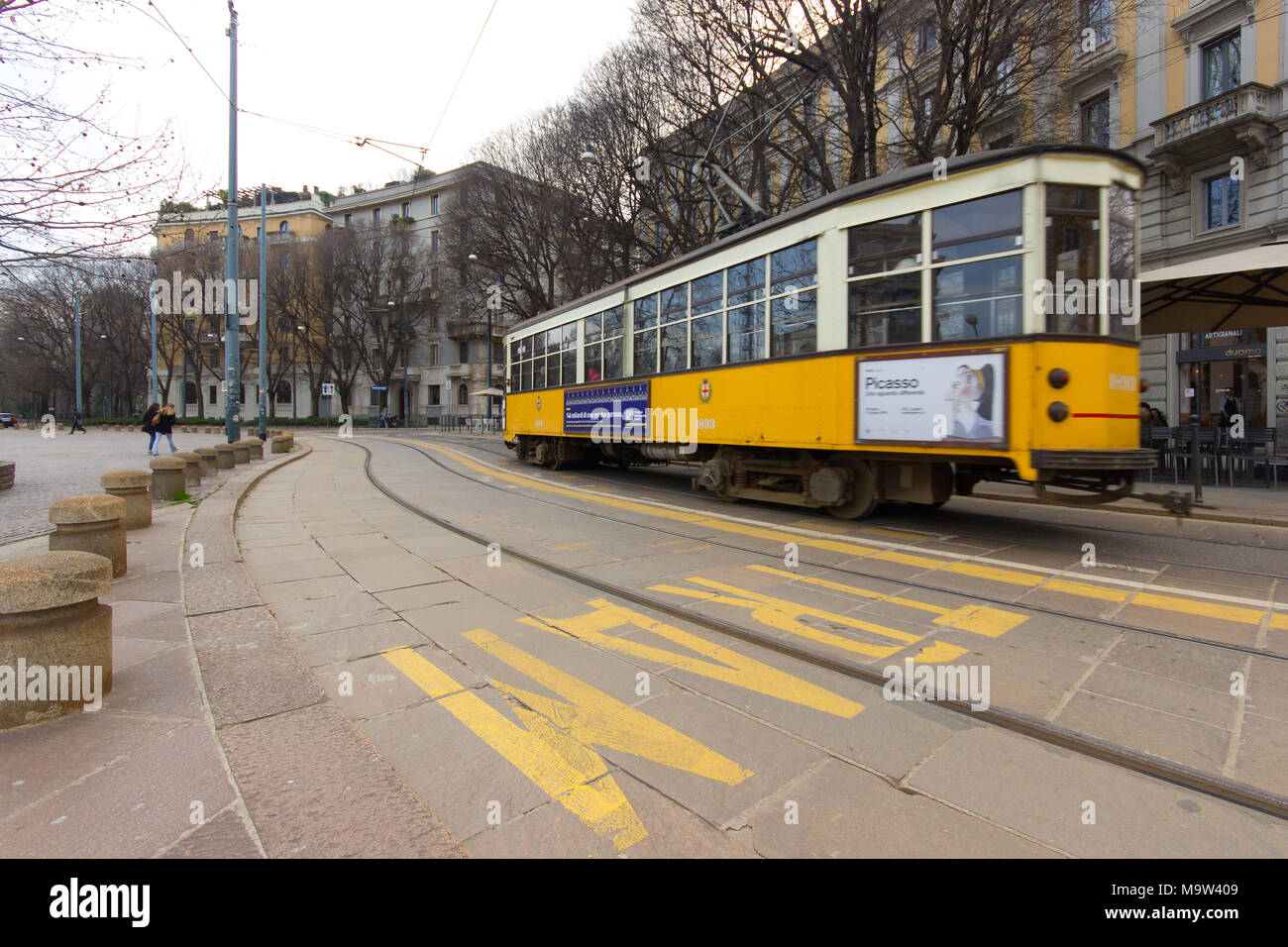 Eine wunderschöne alte Straßenbahn, die in der Nähe der "Bogen des Friedens', Arco della Pace, Mailand, Italien Stockfoto