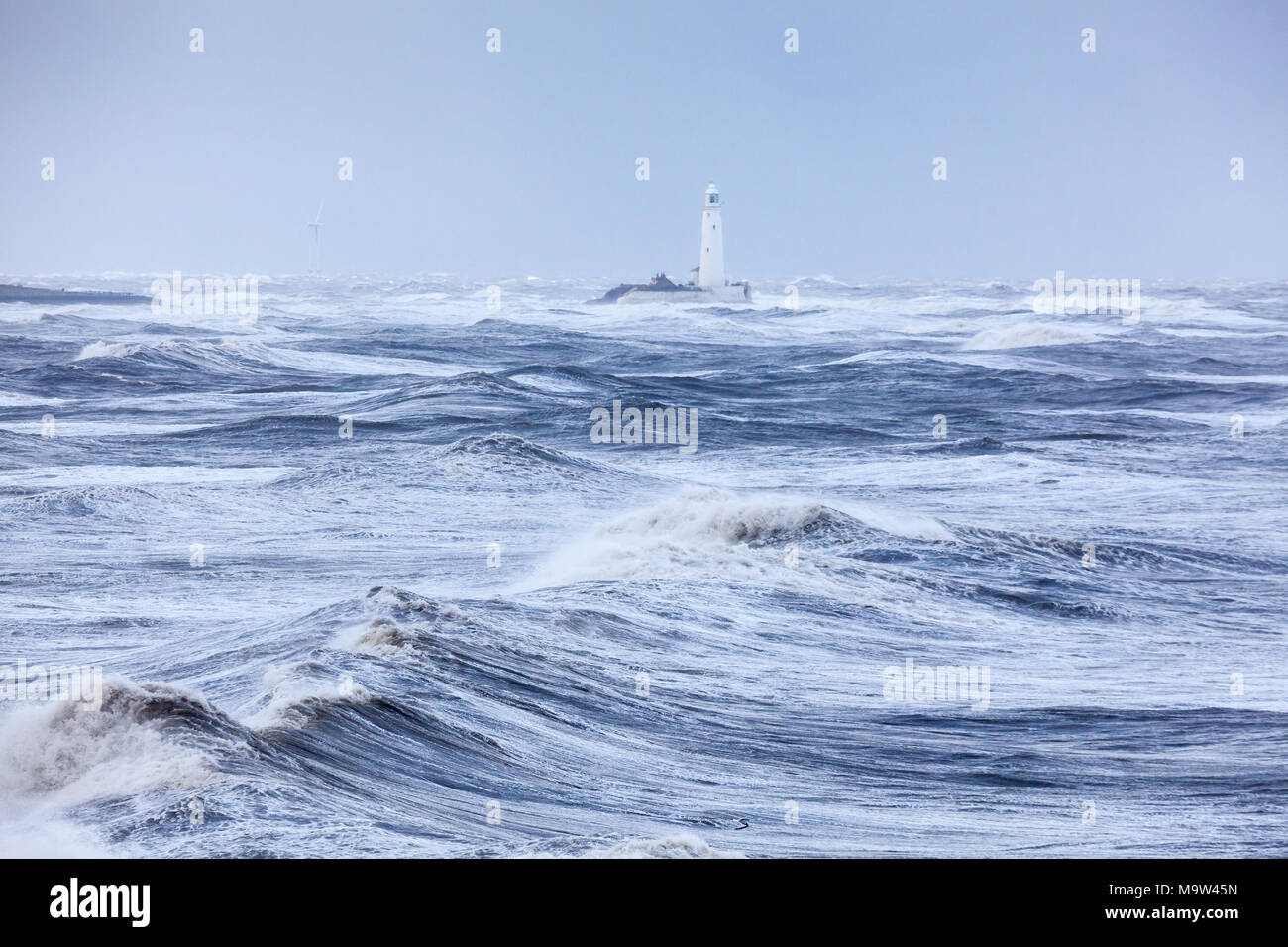 Stürmischer See von St Mary's Leuchtturm, Whitley Bay, England, GB, UK, Europa. Stockfoto