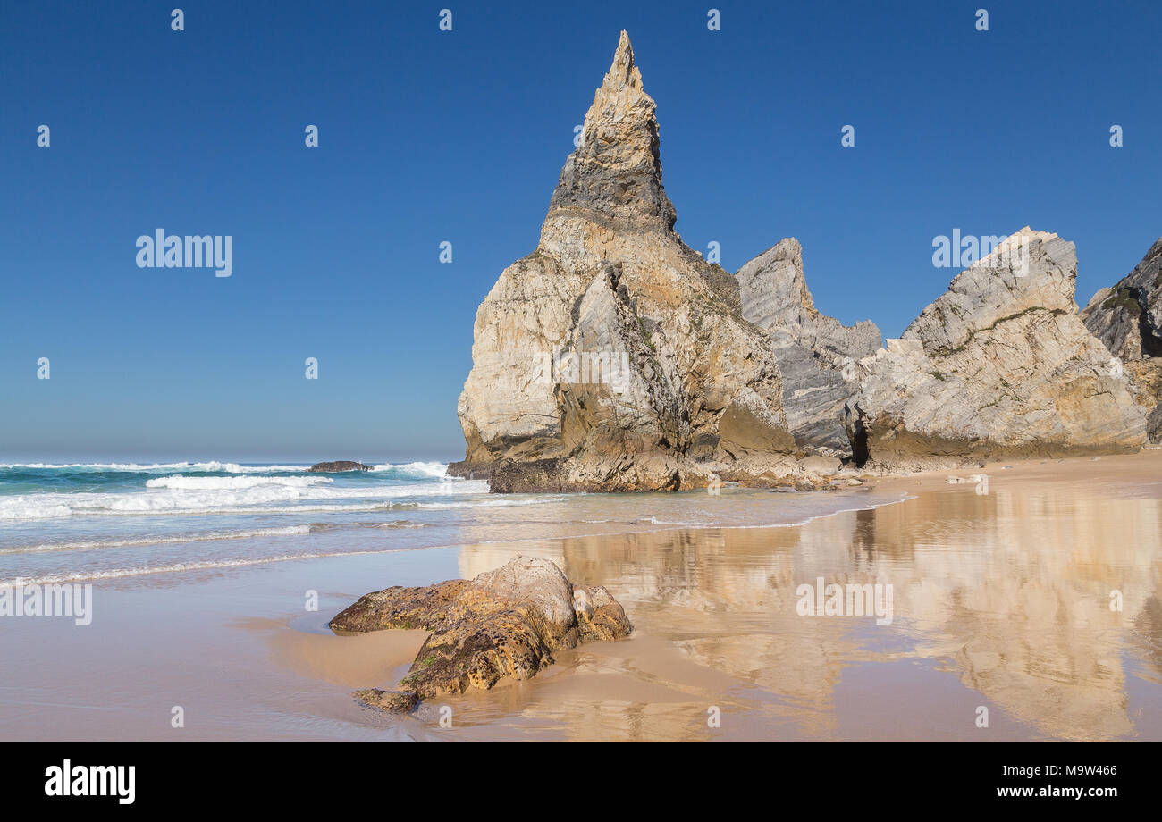 Praia da Ursa Strand mit Steinen in Portugal. Stockfoto