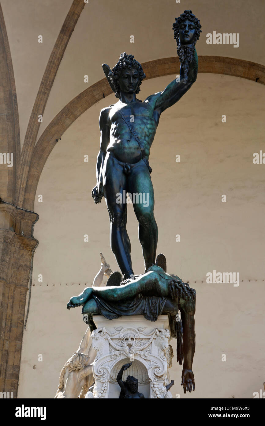 Die Statue der Statue des Perseus mit dem Haupt der Medusa, Thema Benvenuto Cellini, Galerie Uficci, Piazza della Signoria, Florenz, Italien Stockfoto