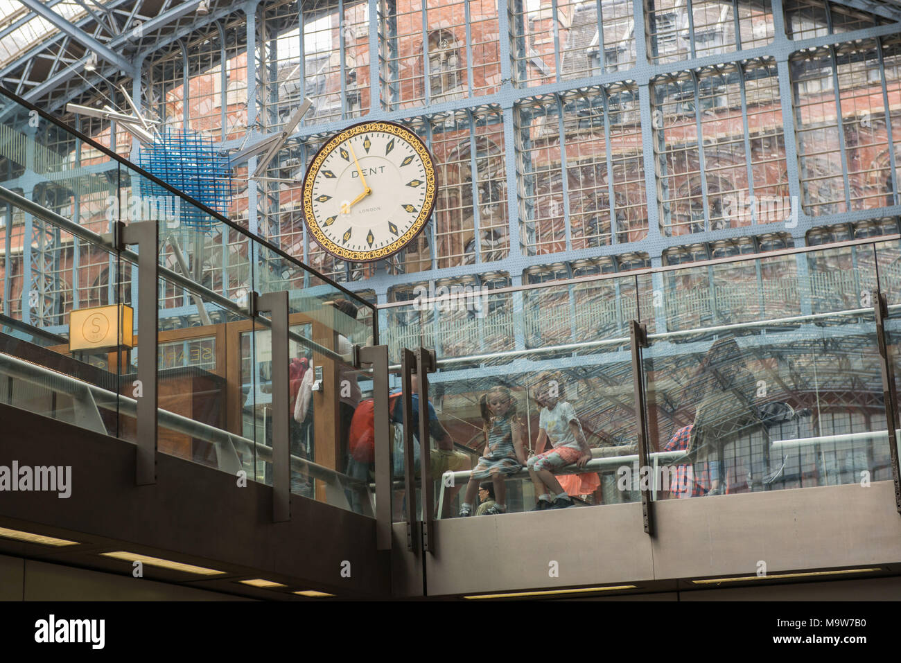 London. Champagne Bar, King's Cross St. Pancras Station. Vereinigtes Königreich. Stockfoto