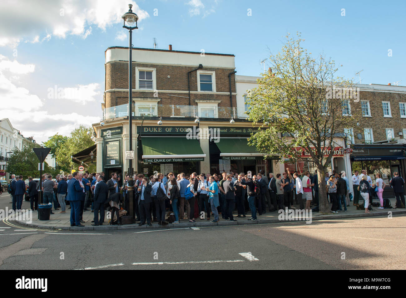 London. Überfüllten Pub, St. John's Wood. Vereinigtes Königreich. Stockfoto