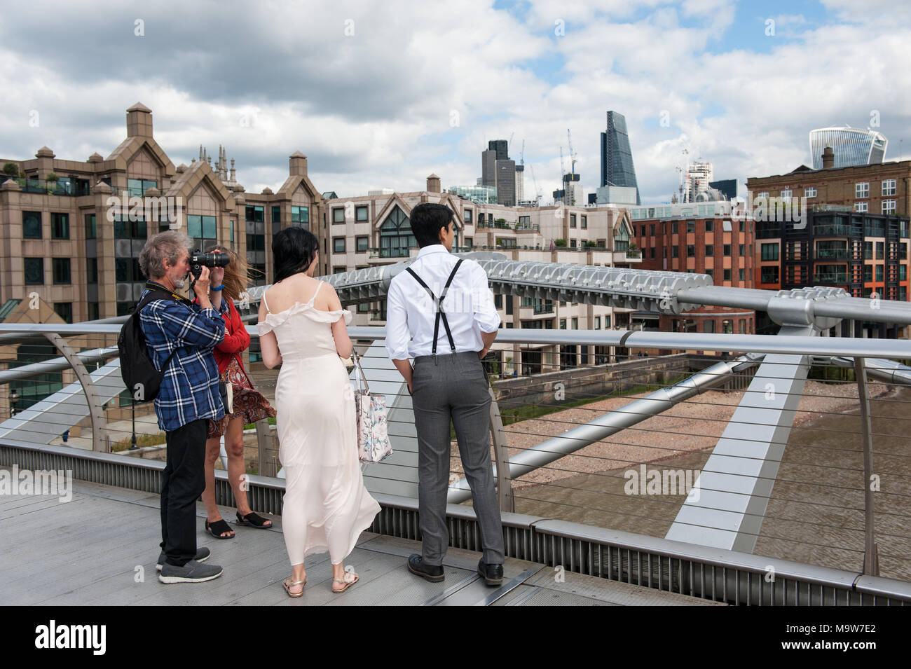 London. Touristen, die Millennium Bridge. Vereinigtes Königreich. Stockfoto