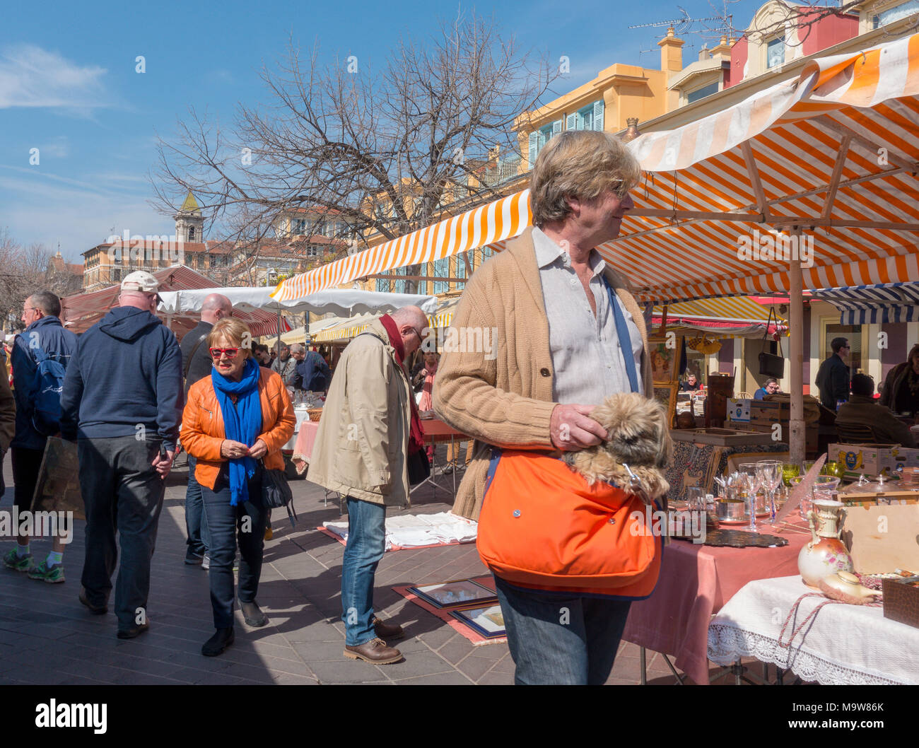 Handtasche Shopper mit Hund spazieren durch Flohmarkt in Nizza, Frankreich Stockfoto