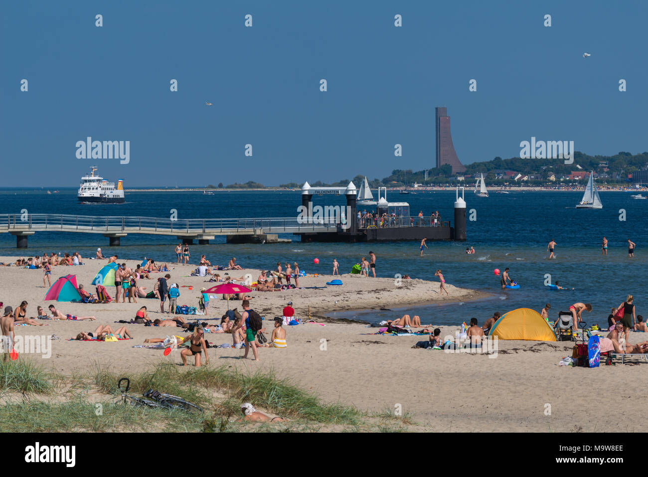 Sommer an der Kieler Förde. Die Menschen Spaß haben, Sonnenbaden am Strand Falckenstein, Kiel, Schleswig-Holstein, Deutschland, Europa Stockfoto