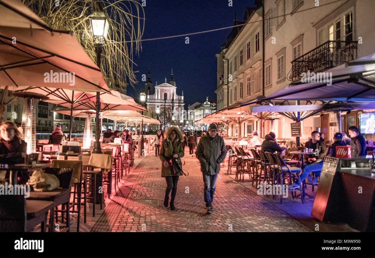 Cafés und Bars in der Nacht Ljubljana Slowenien Stockfoto