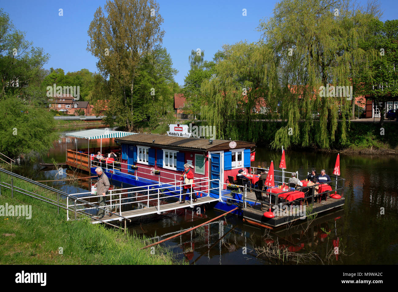 Schwimmbad Restaurant & Cafe HIDDOS ARCHE auf dem Fluss Jeetzel, Hitzacker (Elbe), Niedersachsen, Deutschland, Europa Stockfoto