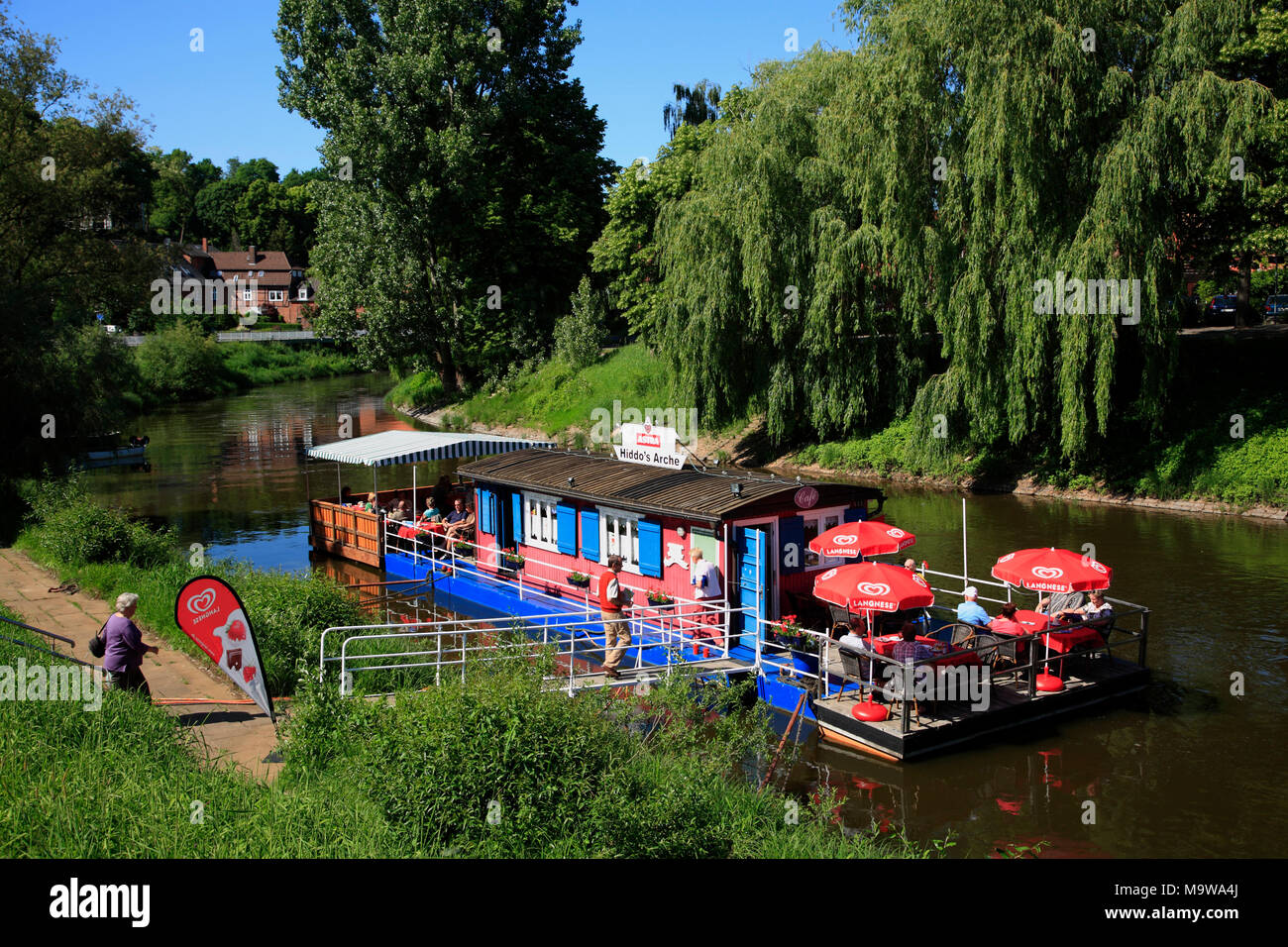 Schwimmbad Restaurant & Cafe HIDDOS ARCHE auf dem Fluss Jeetzel, Hitzacker (Elbe), Niedersachsen, Deutschland, Europa Stockfoto