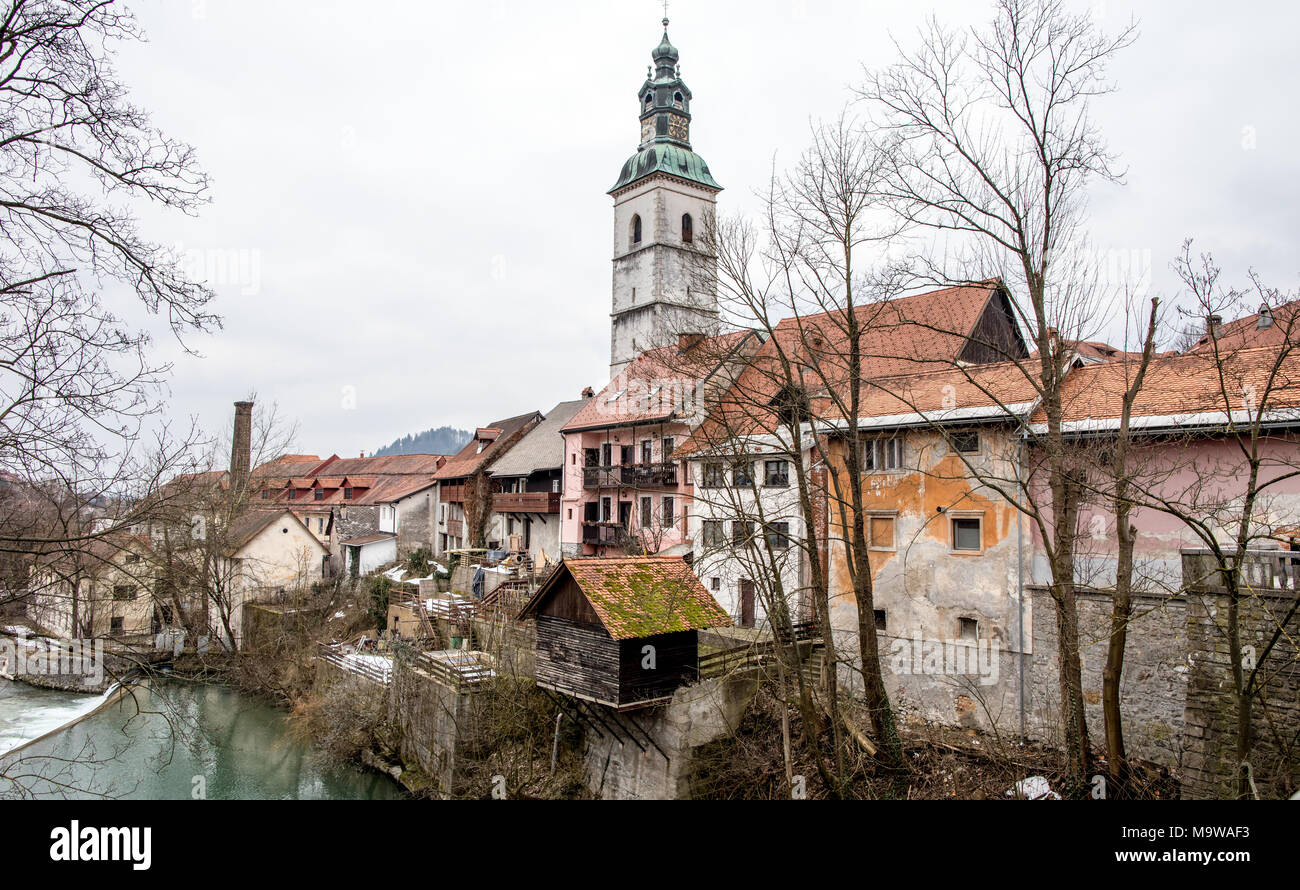 Fluss und Architektur Skofja Loka in Slowenien Stockfoto