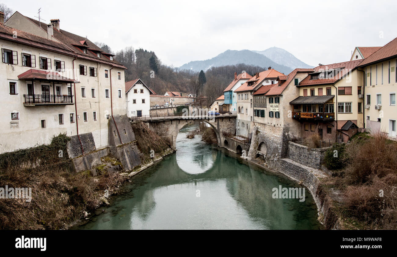 Fluss und Architektur Skofja Loka in Slowenien Stockfoto