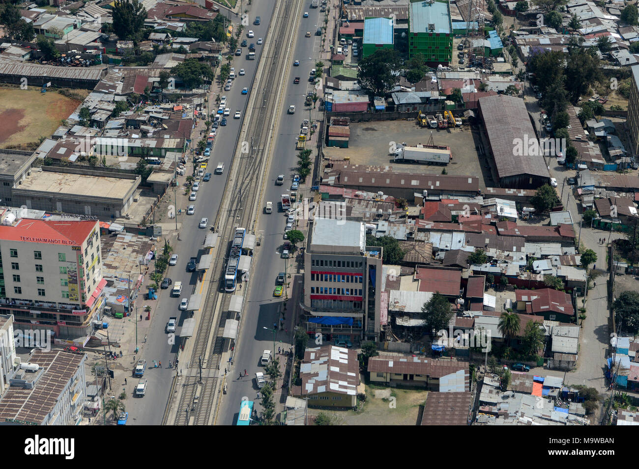 Äthiopien, Addis Abeba, Luftaufnahme von Straße und neue LRT-Light Rail Transport, blaue Linie, Aufbau von chinesischen Unternehmen, Bahn Stockfoto