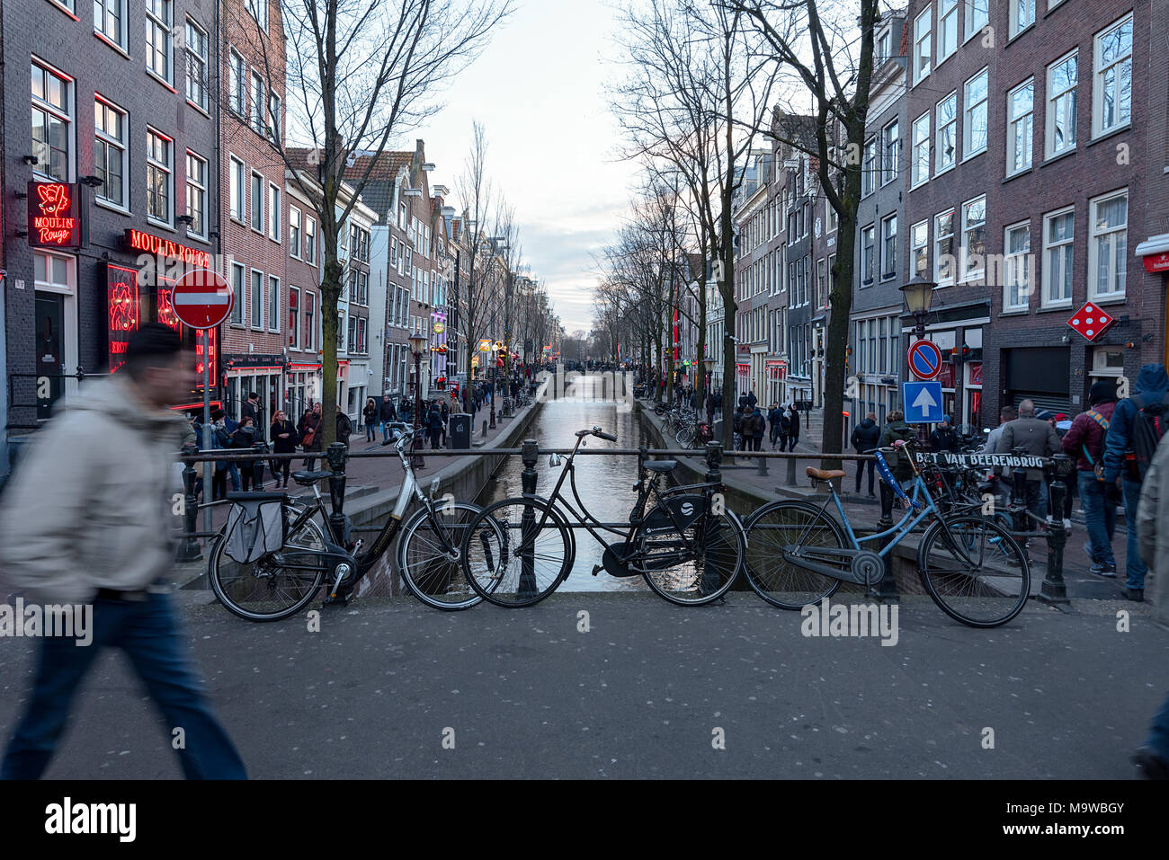 Tag Zeit Blick hinunter Oudezijds Achterburgwal Canal Street in der weltberühmten Rotlichtviertel von Amsterdam, Niederlande. Stockfoto