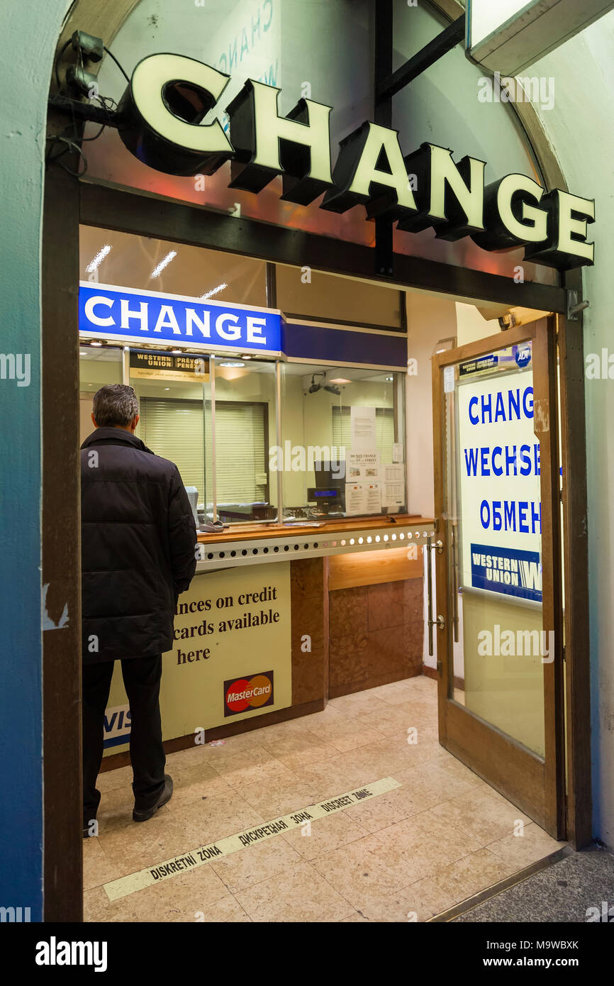 Prag, tschechische Republik - 02 Mai 2015: Einheitliche Währung exchange Besucher in den Abendstunden am 2. Mai 2015. Stockfoto