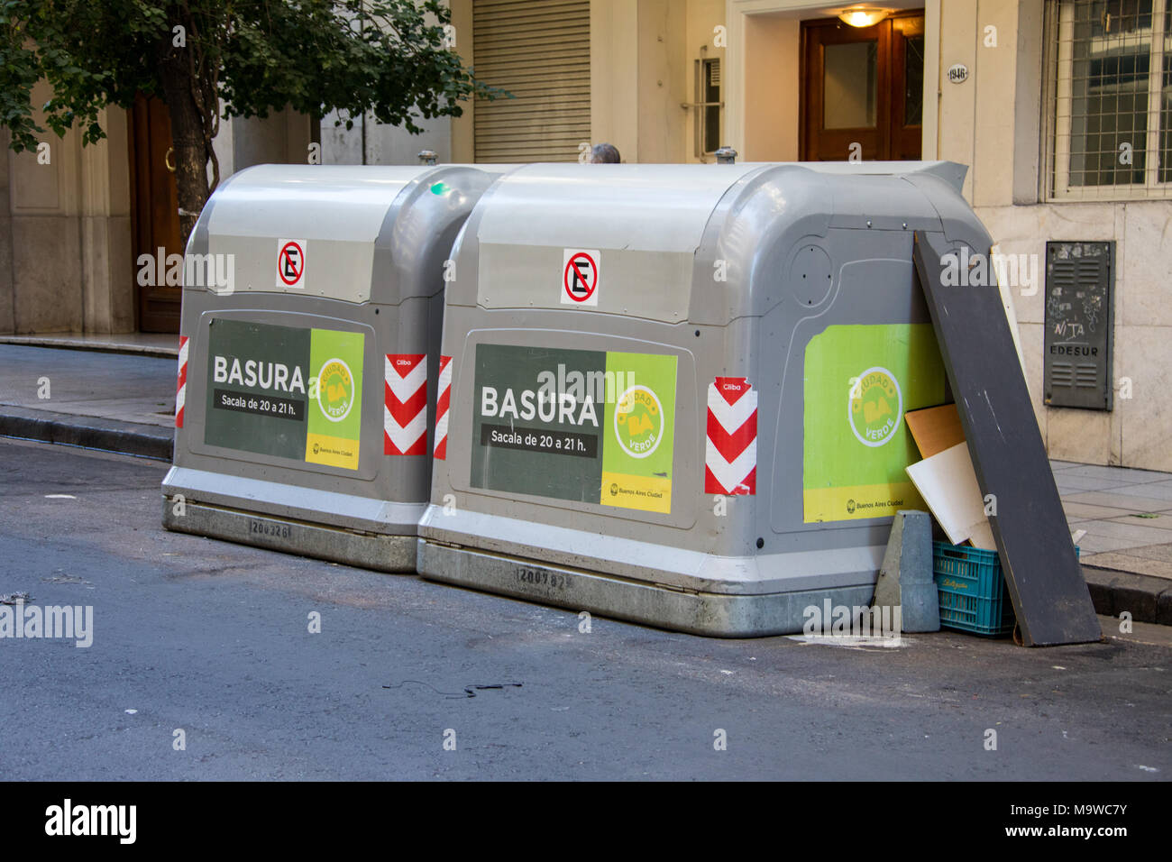 Öffentliche Mülltonnen in Buenos Aires, Argentinien Stockfoto