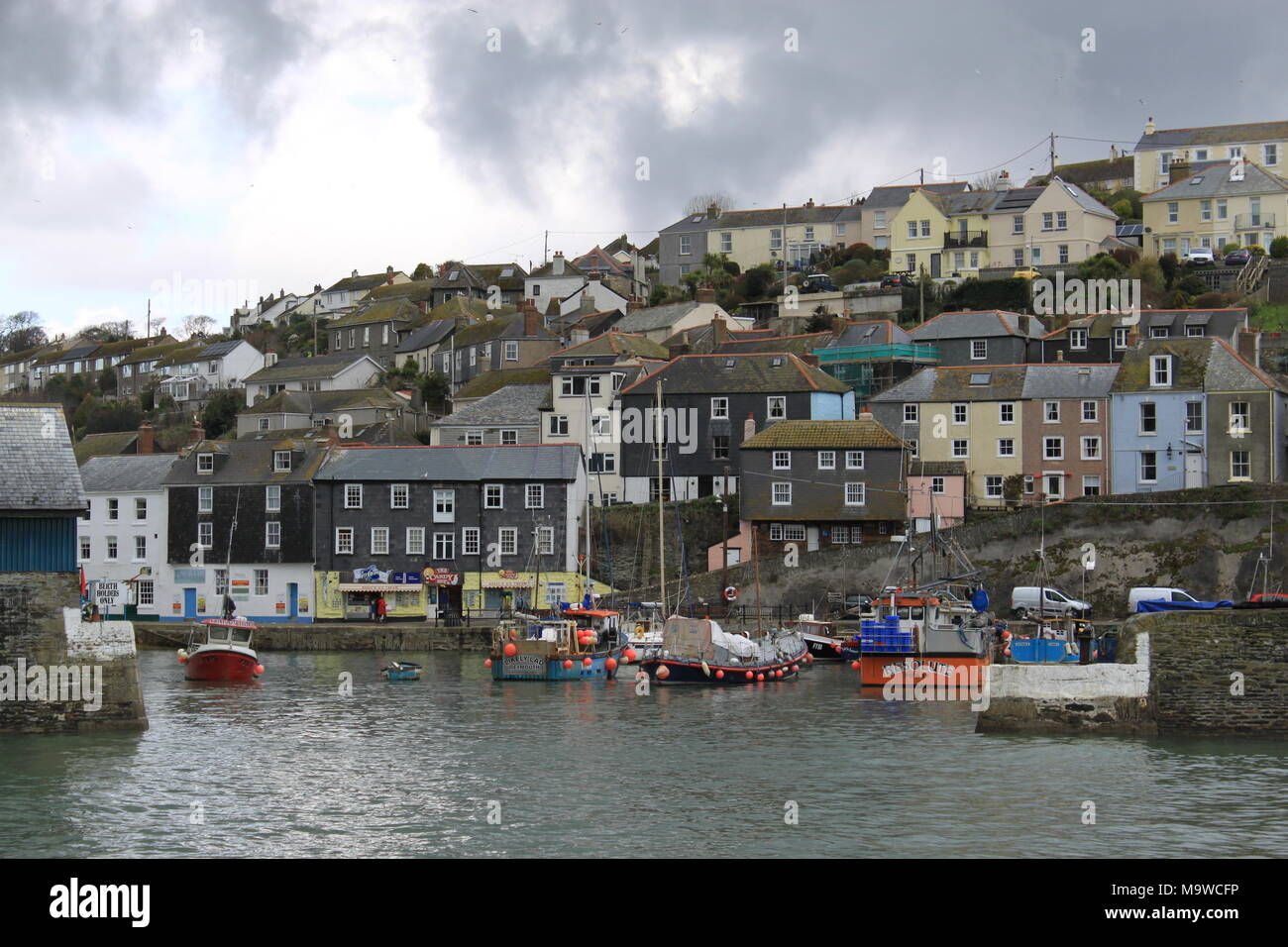 Fischtrawler günstig im idyllischen Mevagissey Hafen im Süden von Cornwall, England, Großbritannien, PETER GRANT Stockfoto