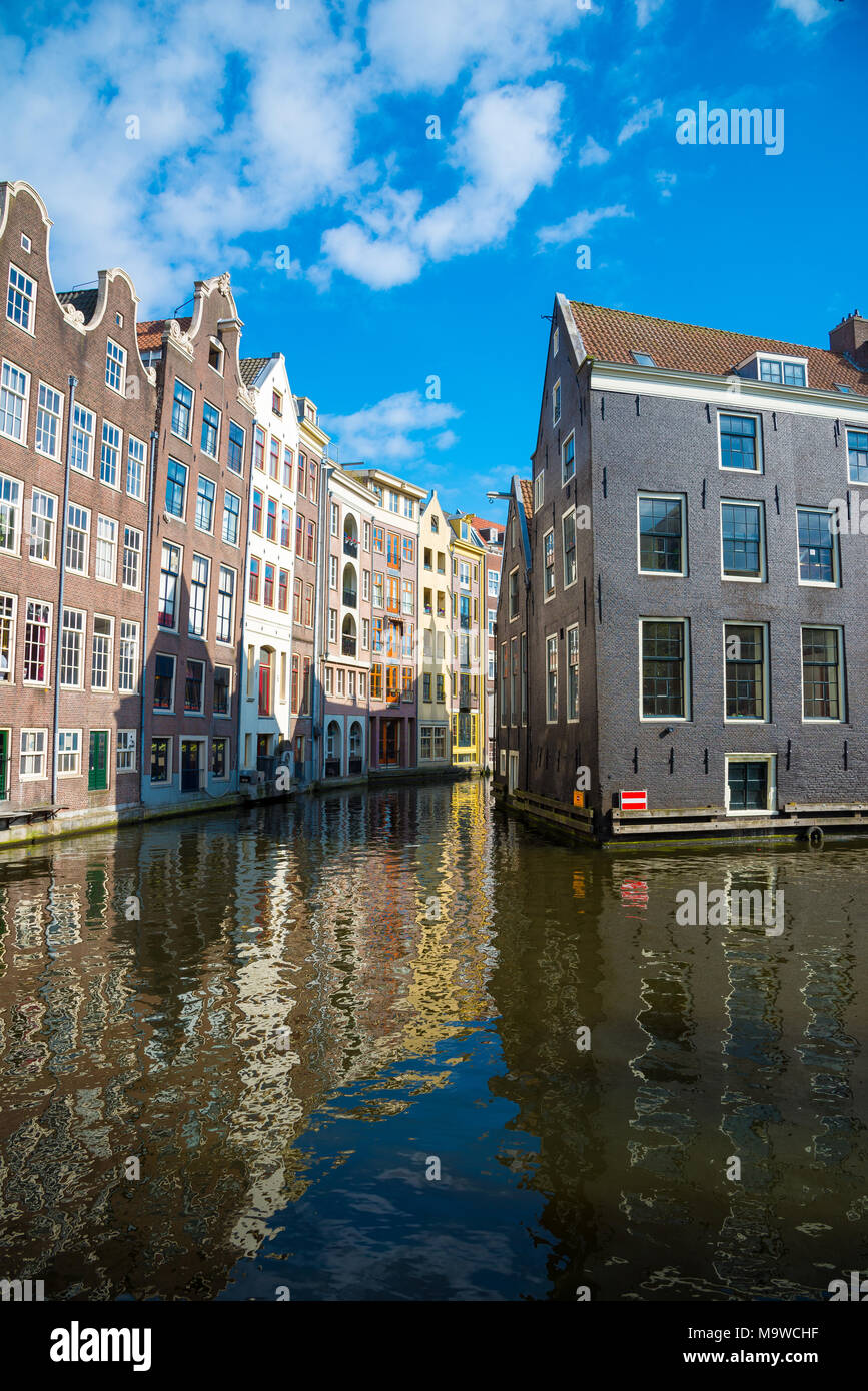 Amsterdam, Niederlande - 19 April, 2017: Blick auf eine Gracht in Amsterdam, Niederlande. Ruhige urbane Szene der Stadt Zentrum Stockfoto