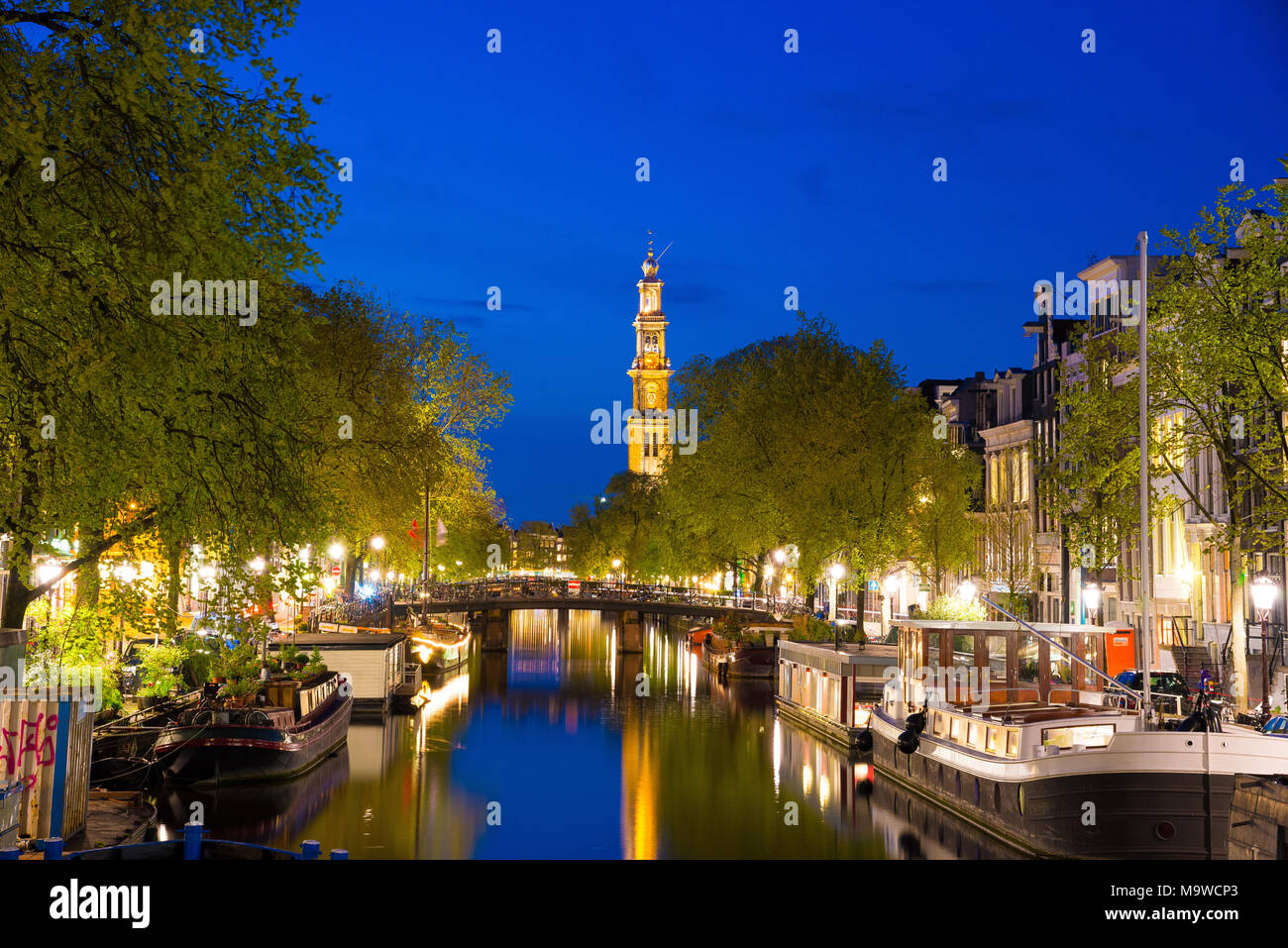 Abendlicher Blick auf die Westliche Kirche von der Prinsengracht Kanal in Amsterdam, Niederlande Stockfoto