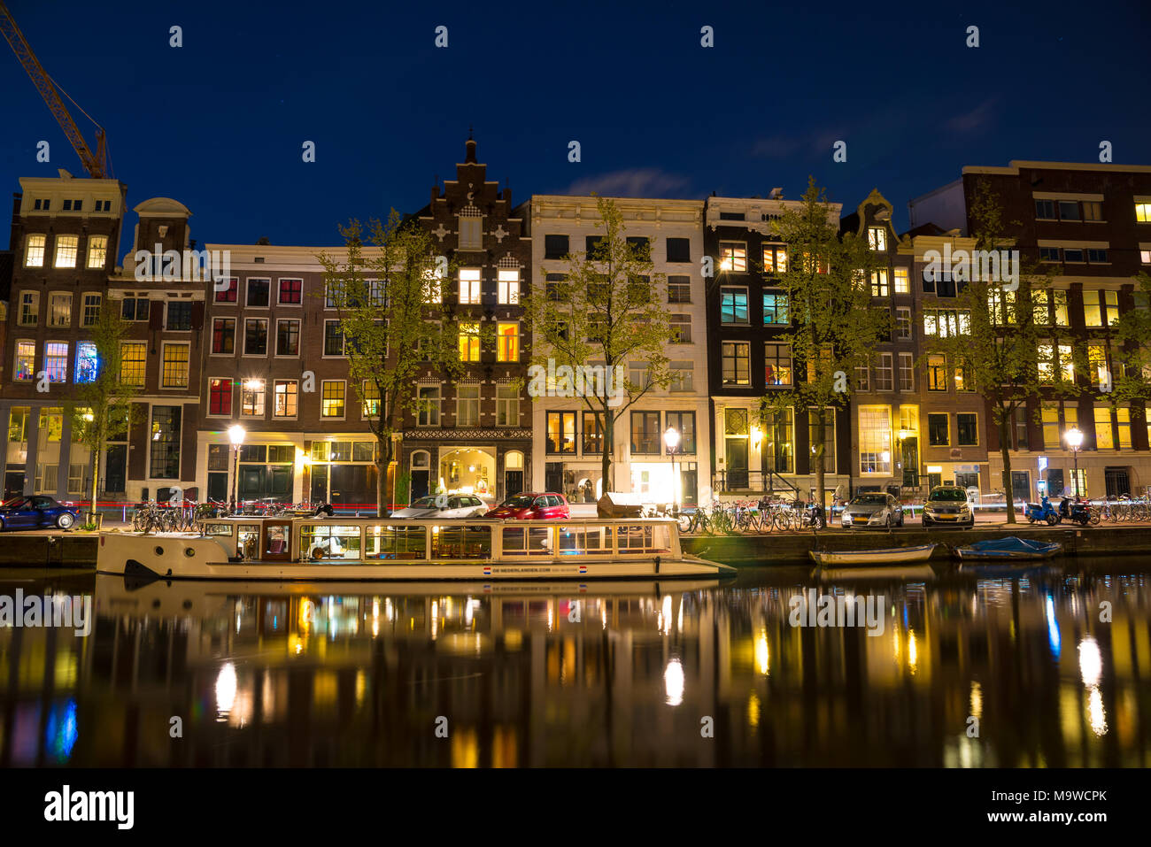 Amstel Fluss, Kanälen und Nacht Blick der schönen Stadt Amsterdam. Niederlande. Stockfoto