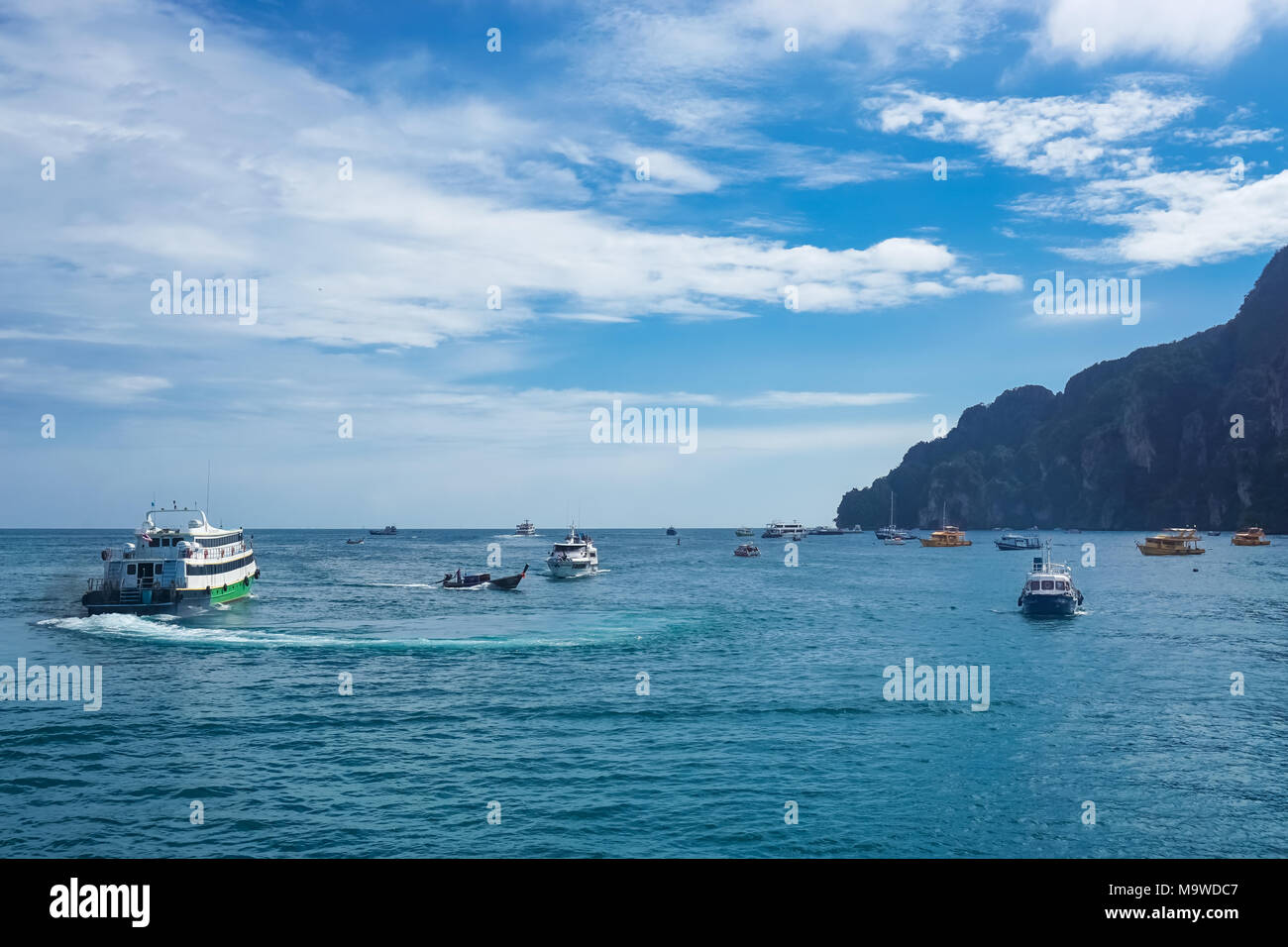 Koh Phi Phi Seaport ist voller Boote in sonniger Tag, Thailand Stockfoto