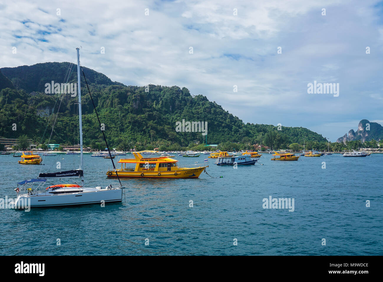 Koh Phi Phi Seaport ist voller Boote in sonniger Tag, Thailand Stockfoto