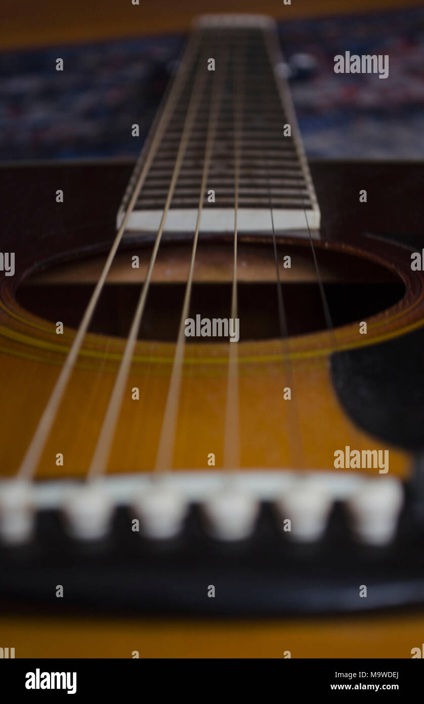 Akustik Gitarre Blick aus Basis von Strings Stockfoto