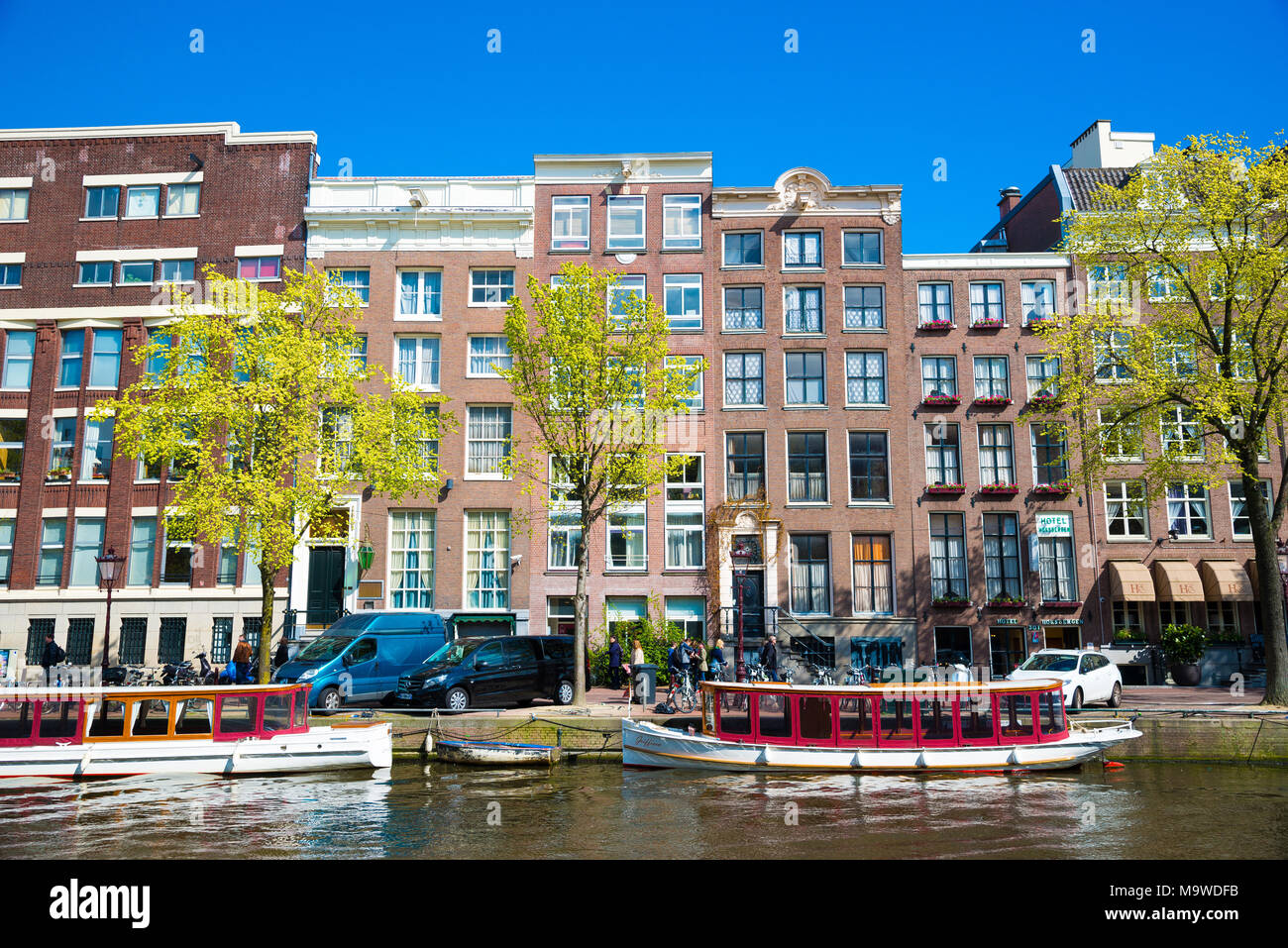 Amsterdam, Niederlande - 19 April, 2017: Einer der Kanäle in Amsterdam, mit viele Boote. Stockfoto