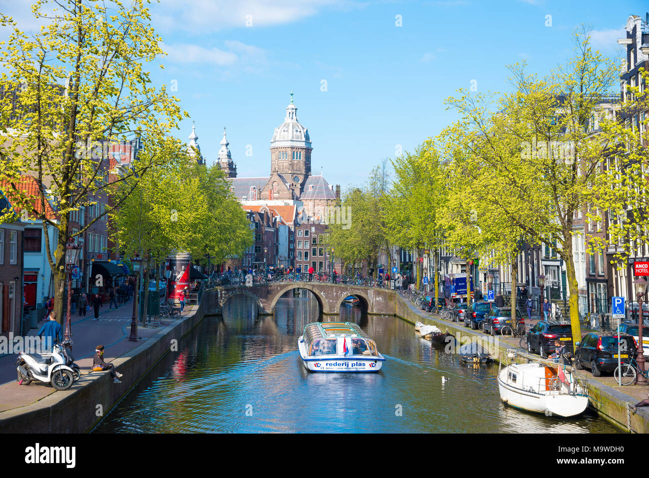 Amsterdam, Niederlande - 19 April, 2017: Einer der Kanäle in Amsterdam, mit viele Boote. Stockfoto