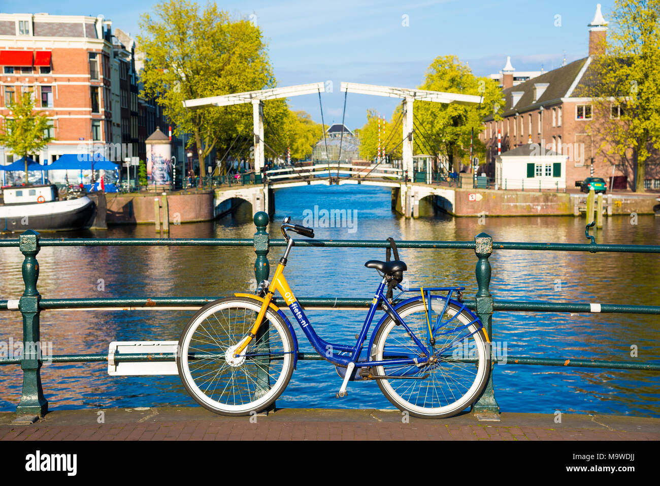 Amsterdam, Niederlande - 19 April, 2017: Blau Fahrrad auf der Brücke in Amsterdam, Niederlande Stockfoto