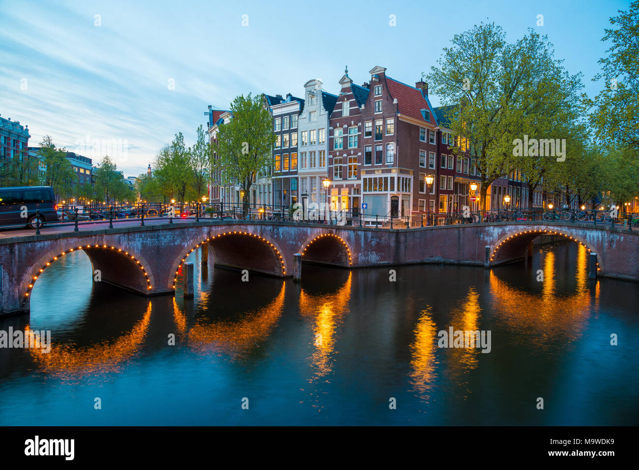 Canal Kreuzung an der Keizersgracht, Amsterdam, Niederlande Stockfoto