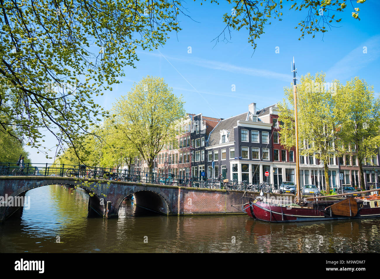 Amsterdam, Niederlande, 20. April 2017: Amsterdam Canal und wunderschönen alten Gebäuden, Niederlande Stockfoto