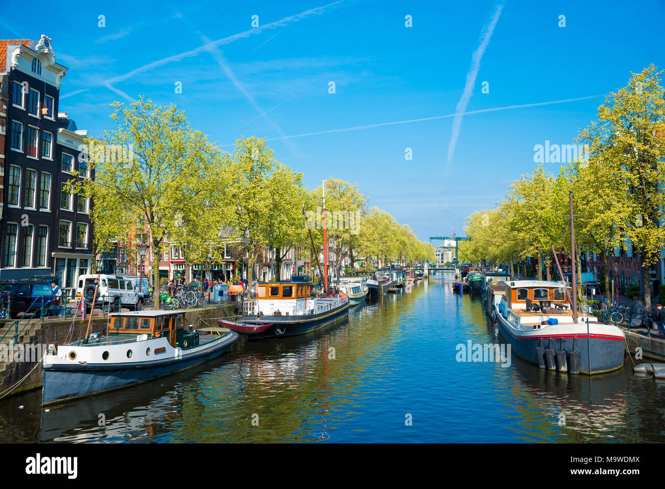 Amsterdam, Niederlande, 20. April 2017: Einer der Kanäle in Amsterdam, mit viele Boote. Stockfoto