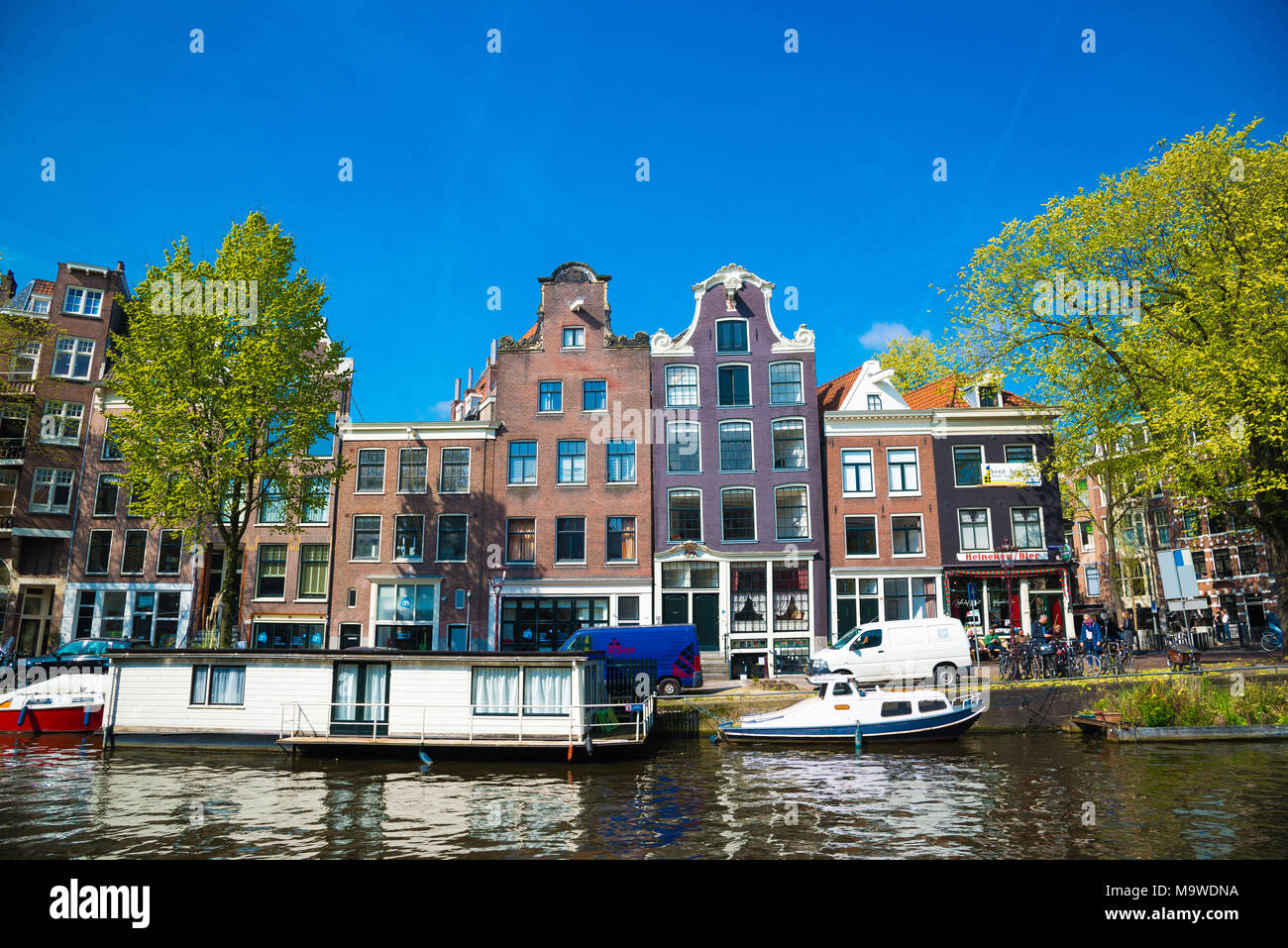 Amsterdam, Niederlande, 20. April 2017: Amsterdam Canal und wunderschönen alten Gebäuden, Niederlande Stockfoto