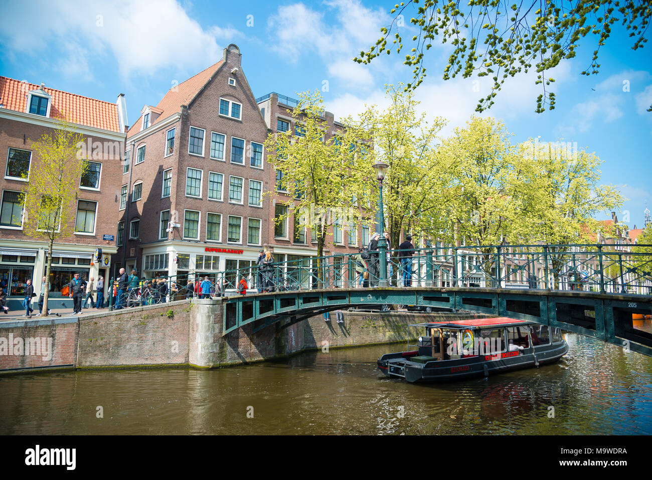 Amsterdam, Niederlande, 20. April 2017: Amsterdam Canal und wunderschönen alten Gebäuden, Niederlande Stockfoto