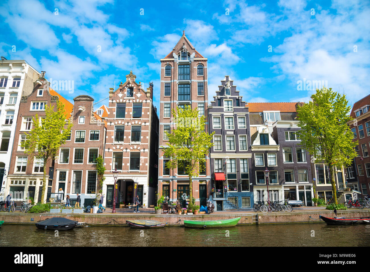 Amsterdam, Niederlande, 20. April 2017: Amsterdam Canal und wunderschönen alten Gebäuden, Niederlande Stockfoto