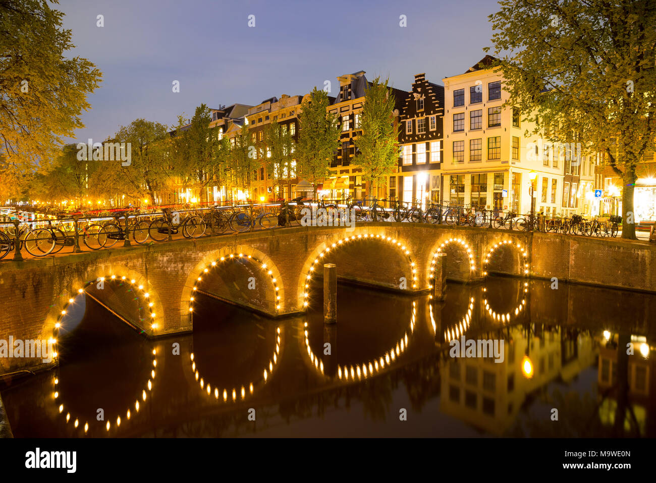 Amsterdam, Niederlande - 20 April 2017: Eine der berühmten Canal von Amsterdam, in den Niederlanden bei Dämmerung. Stockfoto