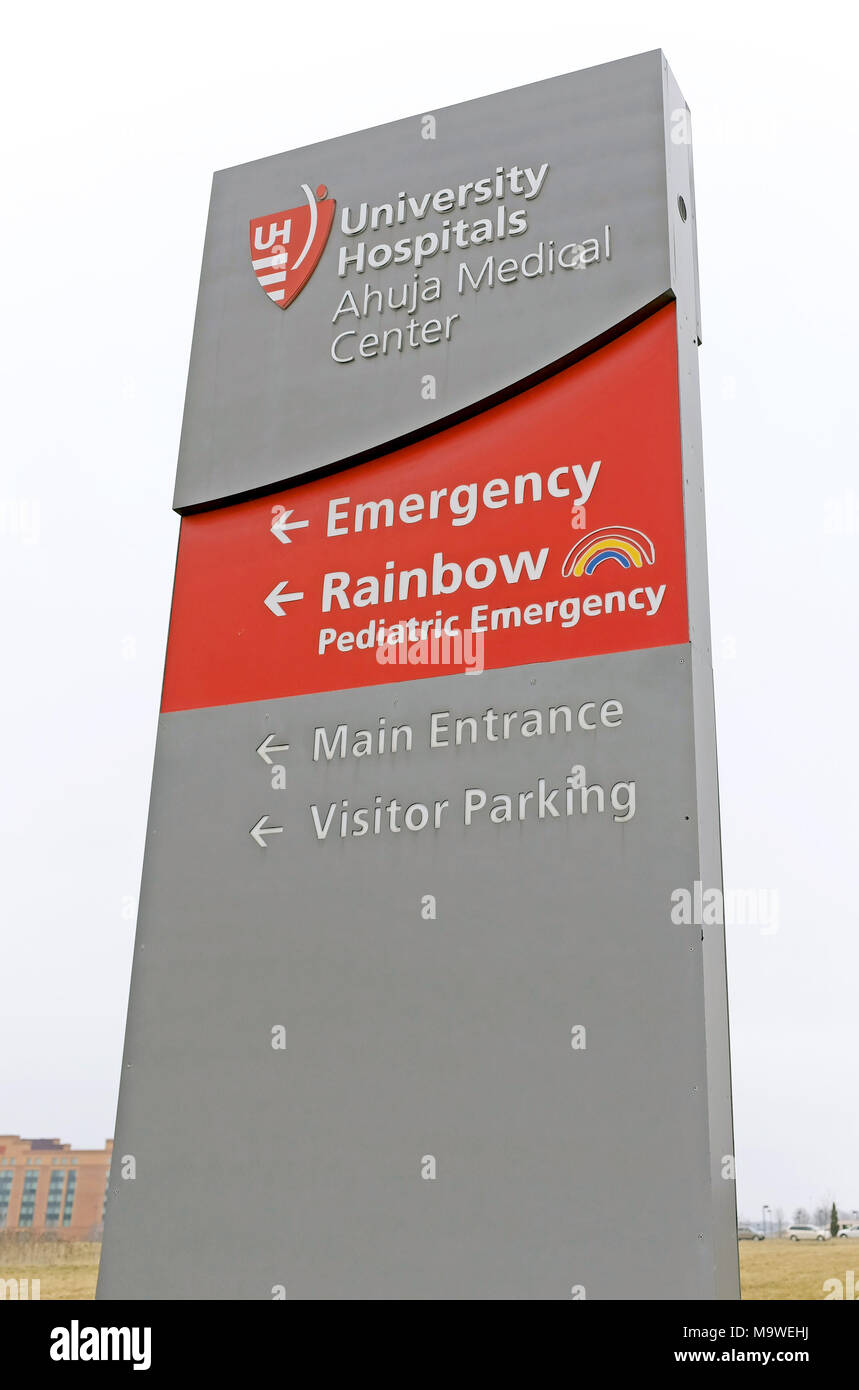 Ein großes Schild weist am Eingang der Straße auf die Universitätskliniken Ahuja Medical Center in Beachwood, Ohio, USA. Stockfoto